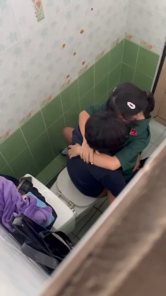 Đi học quân sự, rủ nhau vào wc đụ nhau và bị quay lén - hayko.pro