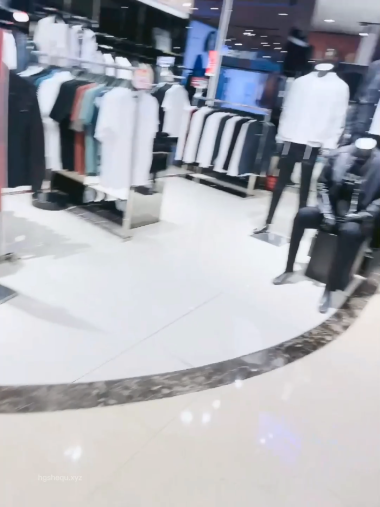 Em teen show bướm ở phòng thử đồ siêu thị - hayko.pro